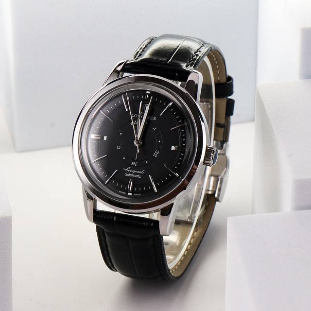 浪琴新的经典复刻系列 这款腕表以浪琴1959年推出的康卡斯系列作品为设计灵感，在保留现代佩戴需求的同时，最大程度上还原了1959年原款腕表的设计，复古风格明显。