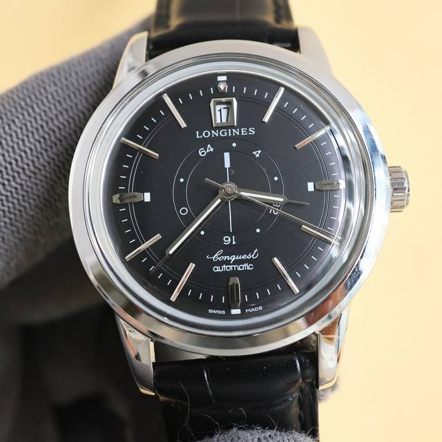 白 金 浪琴新的经典复刻系列 这款腕表以浪琴1959年推出的康卡斯系列作品为设计灵感，在保留现代佩戴需求的同时，最大程度上还原了1959年原款腕表的设计，复古风