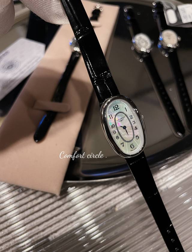 光圈 钻圈 浪琴 圆舞曲mini款 一直想买的一款极小极精致的手表 它来啦 尺寸是18X25哟 2015年瑞士著名钟表制造商浪琴表推出全新圆舞曲系列腕表 Lon