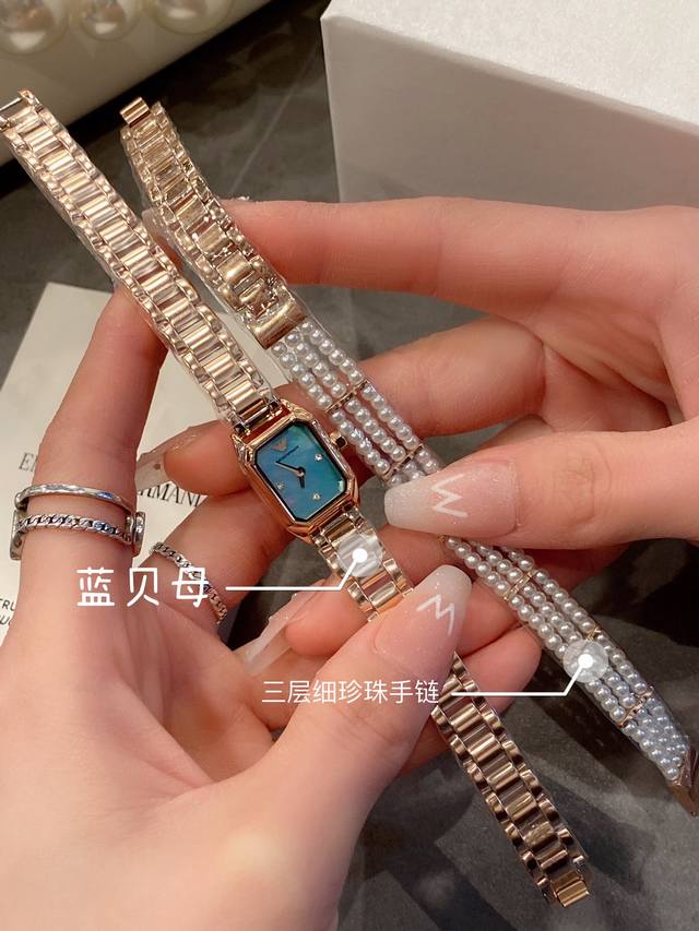 最最最新款的阿玛尼套装女款ar11323，方形小表盘手表+三层细珍珠手链，阿玛尼人鱼公主，淡水珍珠手链搭配珍珠贝母手表，上手也太漂亮了，这是什么神仙设计啊，给设
