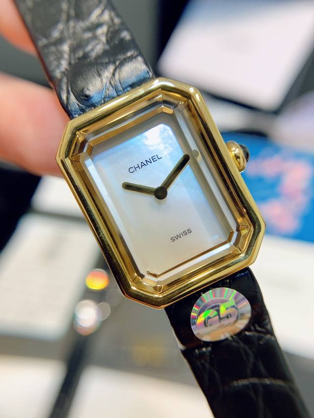 同价 独家实拍，认准品质与细节 原装1:1复刻 香奈儿 Chanel黑金方糖腕表，这款诞生于1987年，所以这款表也叫“1987‘’。 这款表是coco邀请好莱