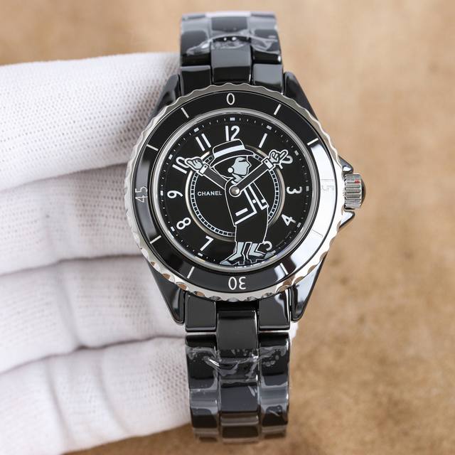 最新款，香奈儿 Chanel Ot3 腕表创意工作室再次赋予j12腕表新的诠释，在保留经典元素的同时，带来了焕然一新的惊喜设计。黑色和白色精密陶瓷两个表款，表盘