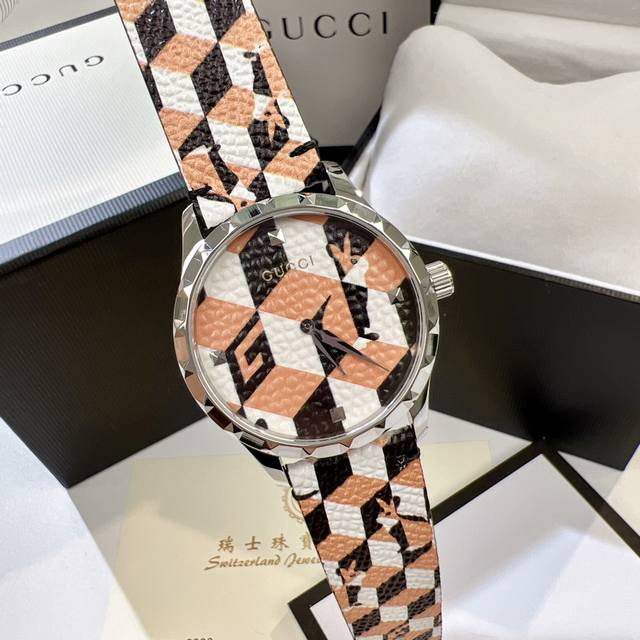 Gucci G- Timeless 系列w碗表，为了庆祝兔年，品牌推出色彩靓丽的全新设计腕表，表盘直径为38 Mm，精钢表壳，玻璃上饰有gucci兔子印花，皮 - 点击图像关闭