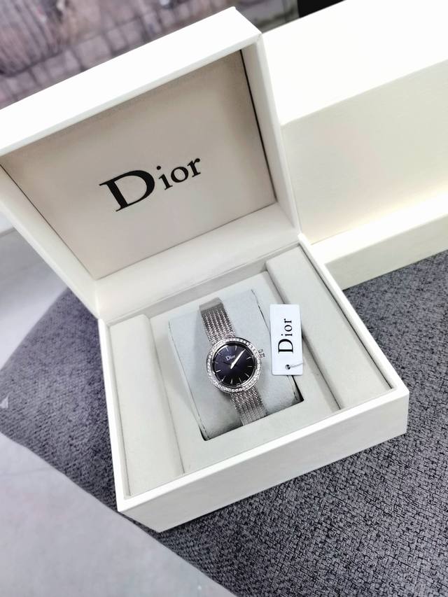 新款迪奥 Dior 新一代精致高雅的风格来自于la Mini D De Dior Satine系列高级腕表。沿袭了迪奥珠宝表现出女性特质、作为奢侈品品牌中最早推