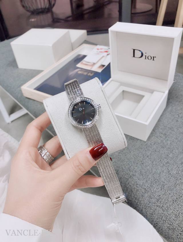 新款迪奥 Dior 新一代精致高雅的风格来自于la Mini D De Dior Satine系列高级腕表。沿袭了迪奥珠宝表现出女性特质、作为奢侈品品牌中最早推 - 点击图像关闭