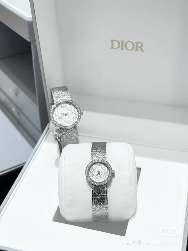金白同价 迪奥la D My Dior Cd04111X1248 Cd04115X1251系列腕表。优美的弧线设计，搭配两枚利落指针、便以其极简之风，成为迪奥的