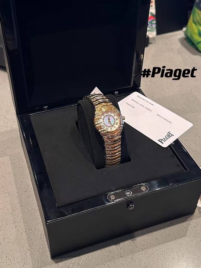 1990年伯爵 Piaget 由表坛珠宝大师发展成为珠宝巨擘，推出tanagra系列，缪斯女神piaget Tanagra伯爵贝母盘钻石刻度黄金表带款。伯爵的珠