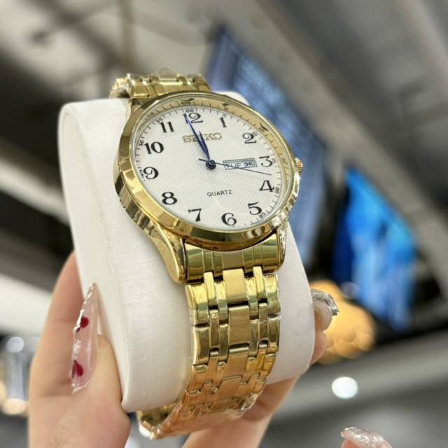 品牌：卡西欧精品腕表，经典大三针设计表盘，双日历设计。 尊贵大气，时尚推荐、热卖全城。男款39.5Mm。