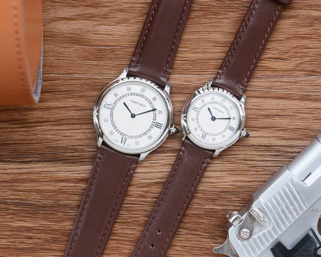 银白 玫瑰金 皮钢带同价 卡地亚 Cartier 最新ronde Must系列腕表，承袭经典圆形造型，以更流畅的表壳，与更精致的表盘设计焕美新姿瞩目回归。经典的