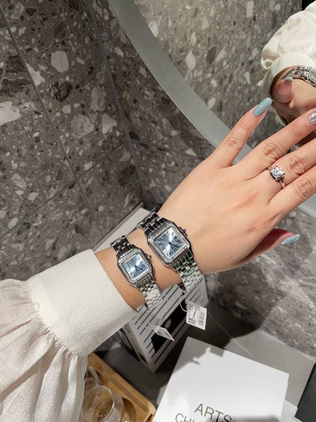 白 金 钻 30 卡地亚 猎豹手表，新款 无刻度面 华丽而不羁，是panthère De Cartier猎豹所传达的美学风格。它线条流畅，魅惑动人，柔软服帖于腕