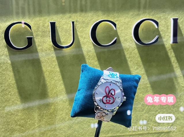 Gucci G- Timeless 系列w碗表，为了庆祝兔年，品牌推出色彩靓丽的全新设计腕表，表盘直径为38 Mm，精钢表壳，玻璃上饰有gucci兔子印花，皮