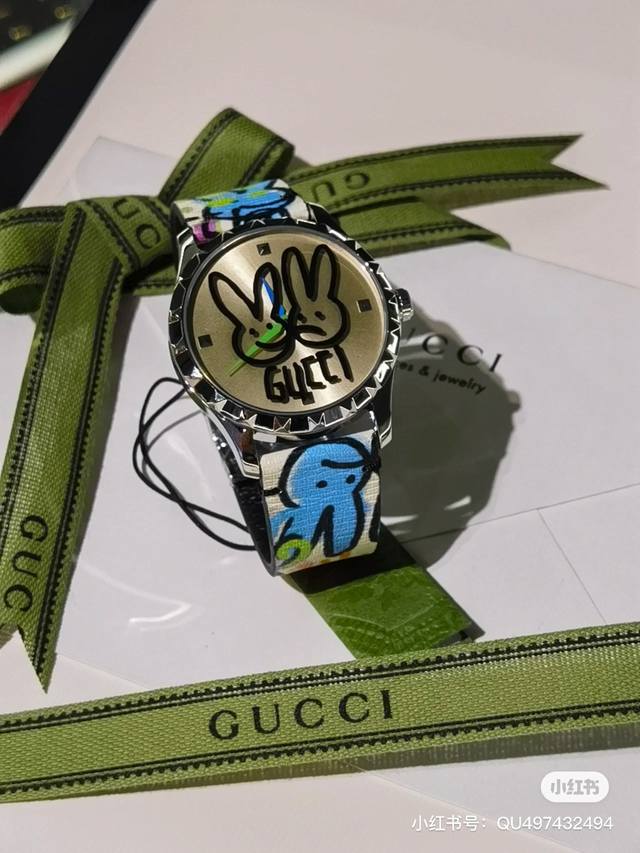 Gucci G- Timeless 系列w碗表，为了庆祝兔年，品牌推出色彩靓丽的全新设计腕表，表盘直径为38 Mm，精钢表壳，玻璃上饰有gucci兔子印花，皮