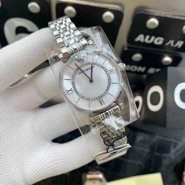 Armani 阿玛尼镶钻钢带女士手表型号ar 8银色，型号ar 9玫瑰金钢带石英表，表盘直径32Mm 316精钢表带，白色贝母表盘，有光的时候是彩色的，矿物质玻