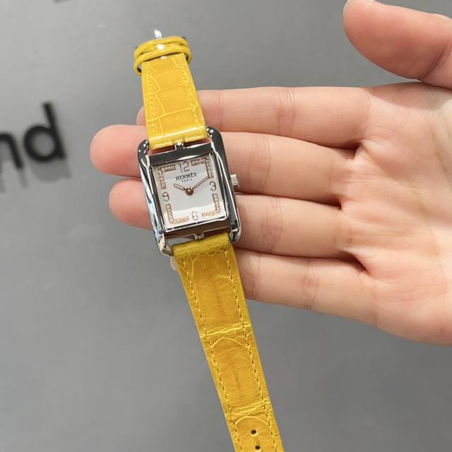 爱马仕 柠檬黄 好吸睛的颜色 爱马仕“Heure H”系列，最经典的h字表壳，白色天然搪瓷字面，纯手工打磨而成，对这种方形表盘的手表真的一点抵抗力都没有。316