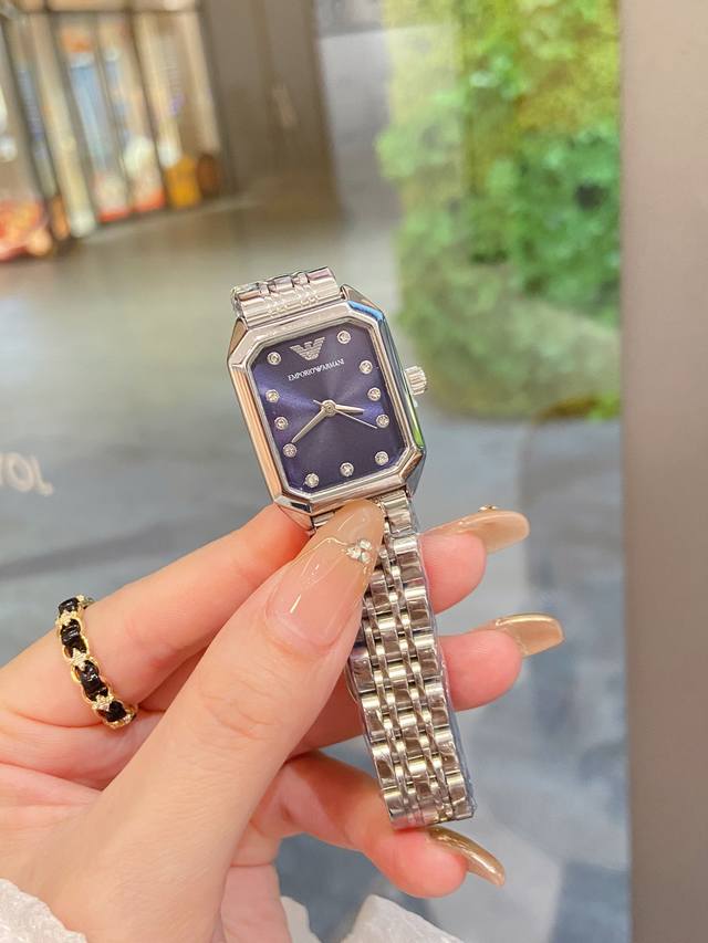 钢带 最新阿玛尼方形小表盘手表，上手也太漂亮了，这是什么神仙设计啊，给设计师加分，美上天际了。表盘直径23Mm，表盘厚度5Mm