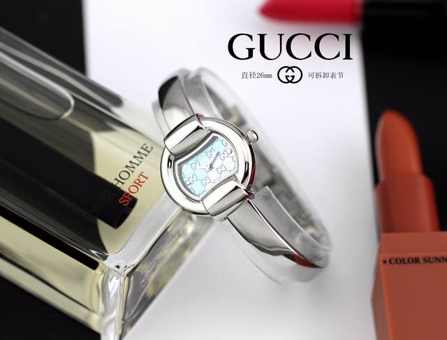 钻20古驰 Gucci 热卖经典款，此款腕表为手镯型，不锈钢材质，设计唯美精巧。即是手表也是精致的饰品，简约时尚，凸显女性的精致柔美可爱的气质，是女神们的独特选 - 点击图像关闭