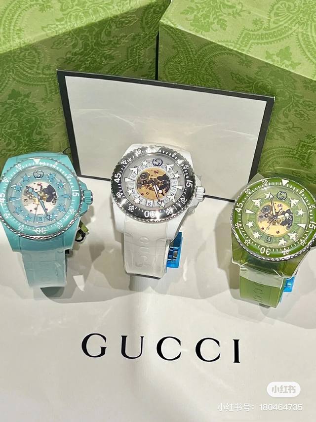 新款新款用时间探寻世界的奥秘 Gucci Dive系列腕表dive系列是gucci首个潜水元素的腕表，是gucci最具有时尚风格的。以潜水表为设计灵感，蜜蜂，星