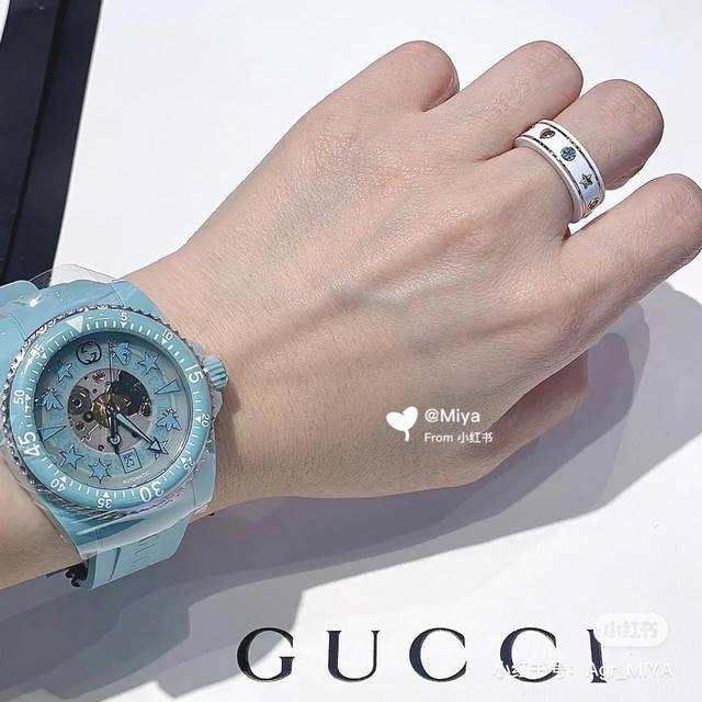 新款新款用时间探寻世界的奥秘 Gucci Dive系列腕表dive系列是gucci首个潜水元素的腕表，是gucci最具有时尚风格的。以潜水表为设计灵感，蜜蜂，星