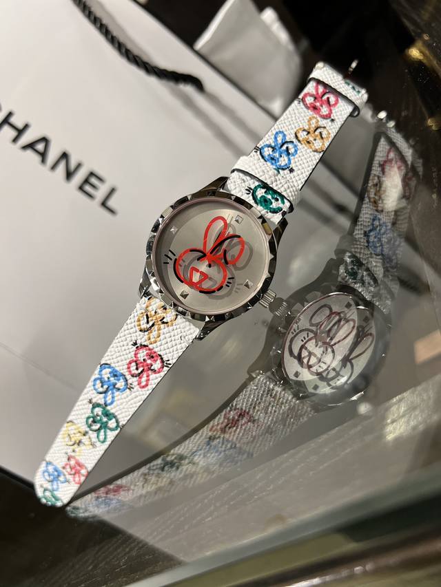 古驰gucci兔兔来了 Gucci G- Timeless 系列w碗表，为了庆祝兔年，品牌推出色彩靓丽的全新设计腕表，表盘直径为38 Mm，精钢表壳，玻璃上饰有