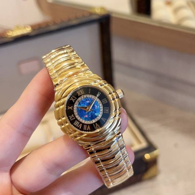 1990年伯爵 Piaget 由表坛珠宝大师发展成为珠宝巨擘，推出tanagra系列，缪斯女神piaget Tanagra伯爵贝母盘钻石刻度黄金表带款。伯爵的珠