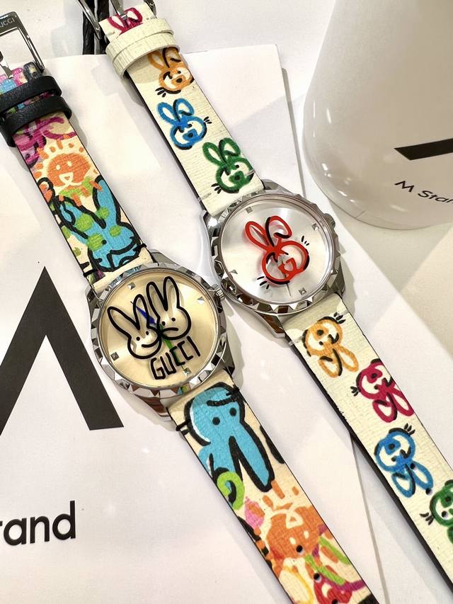 Gucci兔兔来了 Gucci G- Timeless 系列w碗表，为了庆祝兔年，品牌推出色彩靓丽的全新设计腕表，表盘直径为38 Mm，精钢表壳，玻璃上饰有gu - 点击图像关闭