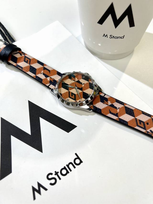 Gucci兔兔来了 Gucci G- Timeless 系列w碗表，为了庆祝兔年，品牌推出色彩靓丽的全新设计腕表，表盘直径为38 Mm，精钢表壳，玻璃上饰有gu