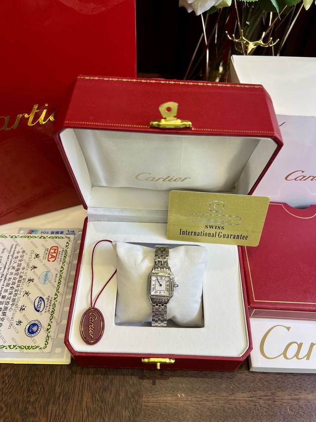 B H 配图片同款包装25 Cartier卡地亚猎豹手表等了2个月才出货，在超长的品牌历史上制作出众多经典，比如腕表中的桑托斯猎豹这样的传奇系列。近几年cart