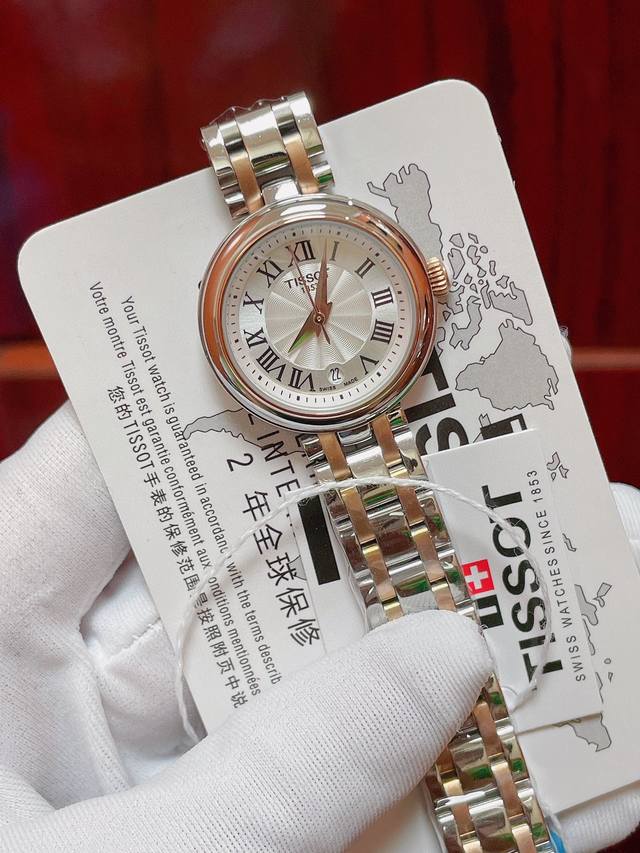 天梭出得新款嘉丽小美人系列，整体非常简洁，26Mm的表盘很精致小巧，厚度刚刚好！不愧是小美人～戴起来也是非常好看的～值得入手手表之一。